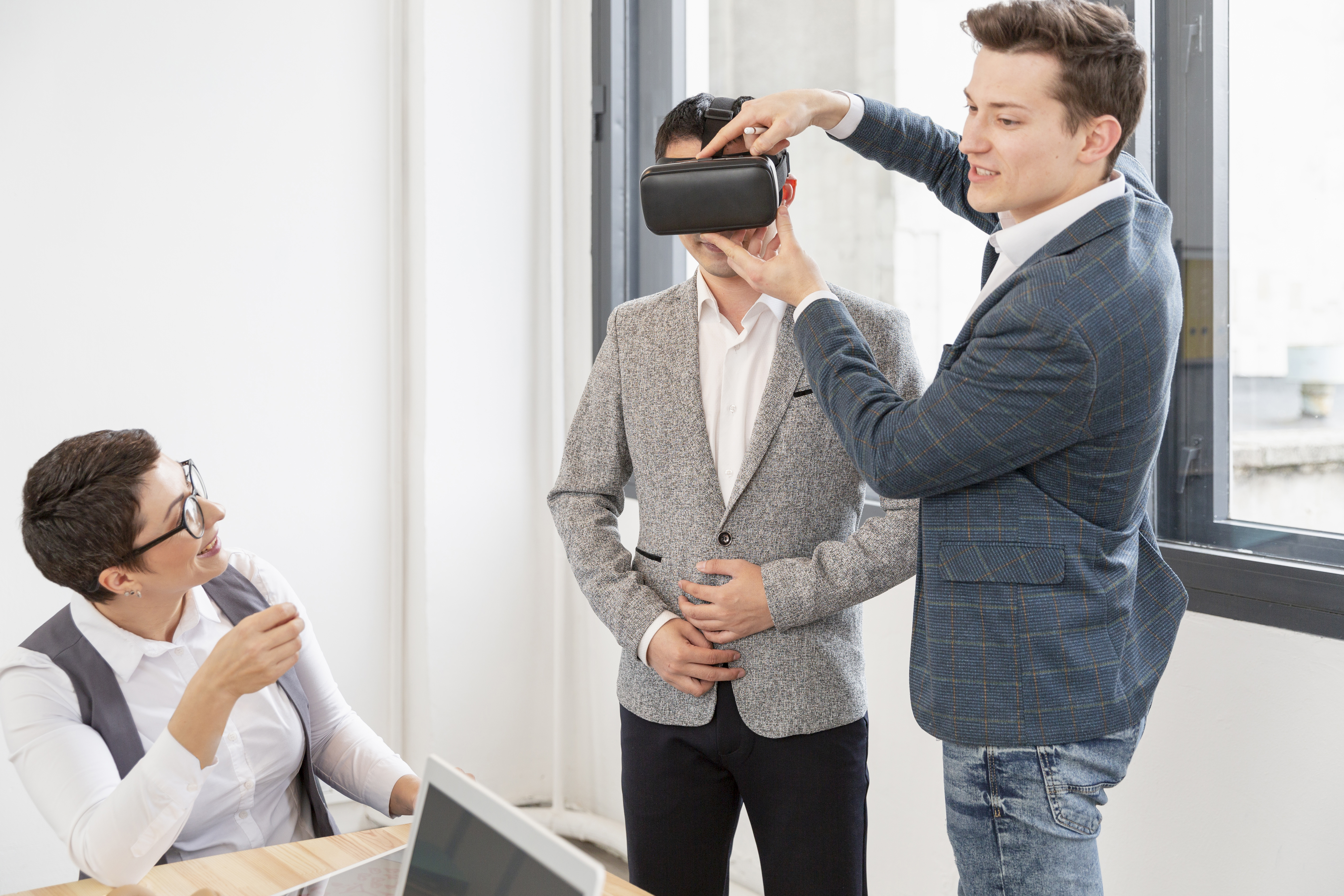 group-entrepreneurs-checking-vr